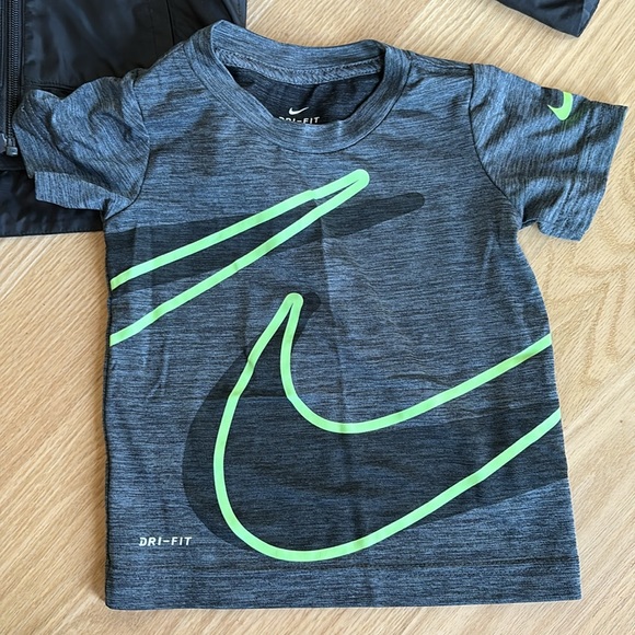 Toddler Nike jacket and T-shirt bundle - Picture 2 of 6